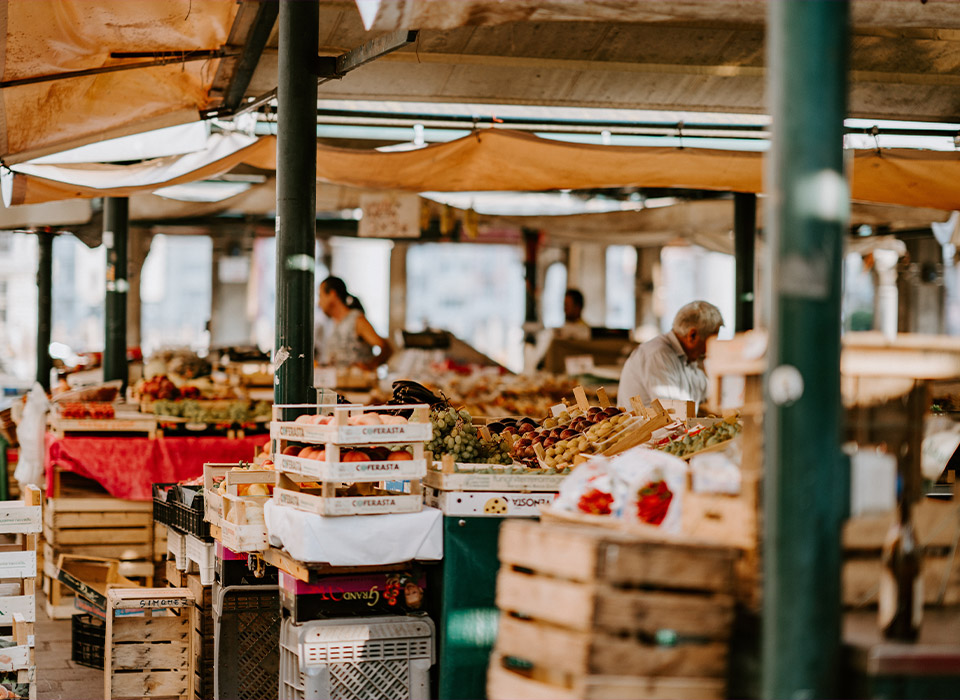 Wochenmarkt mit verschiedenen Ständen