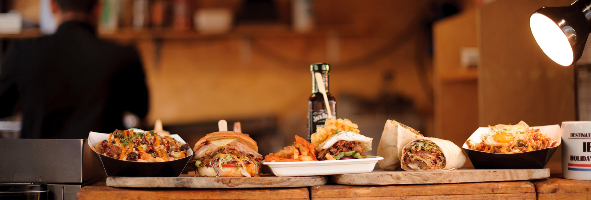 Verkaufstresen mit Burger, Pommes und Wraps Metzgerei Rückert