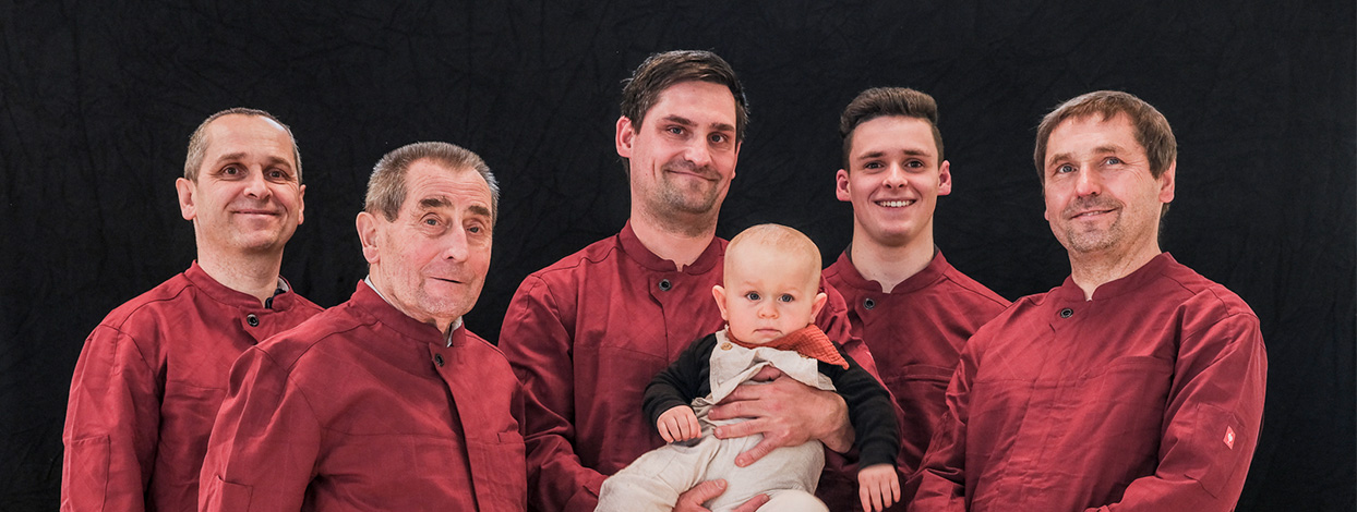 Glückliches Familienfoto mit Baby der Metzgerei Rückert aus Gundelfingen