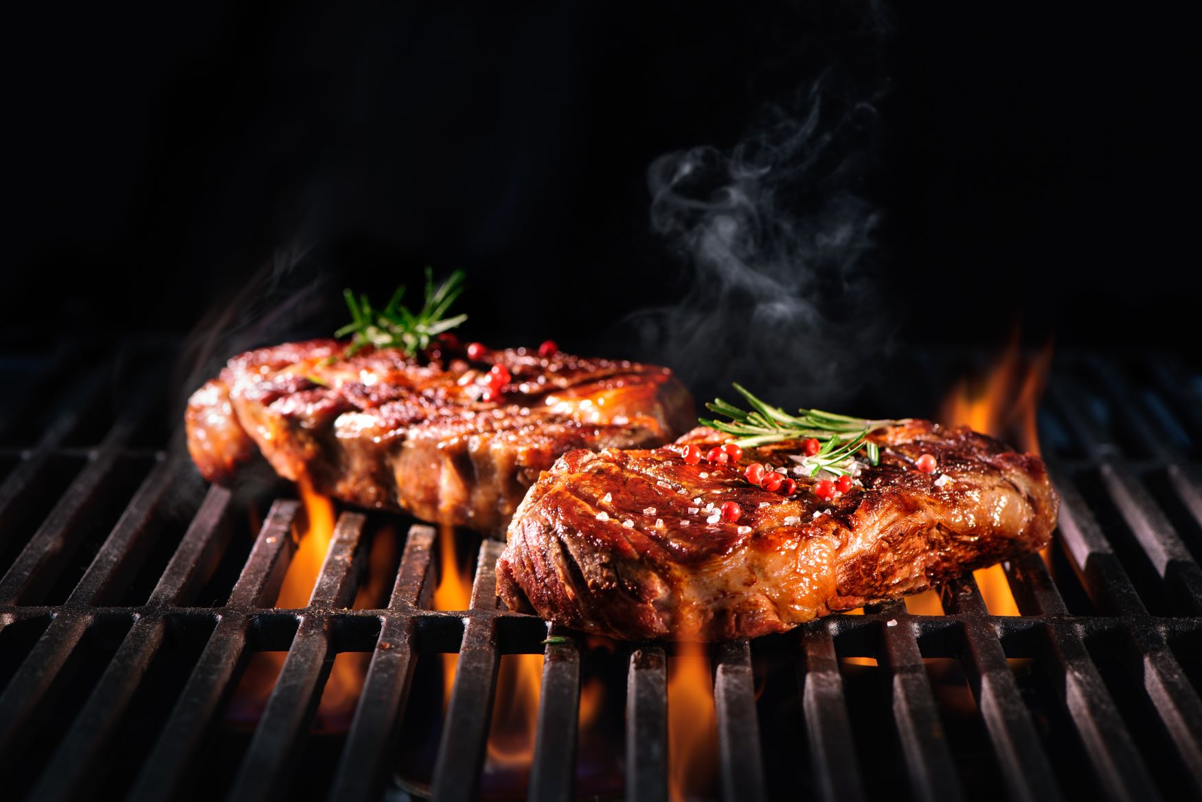 Fleisch auf dem Grill mit Kräutern Metzgerei Rückert