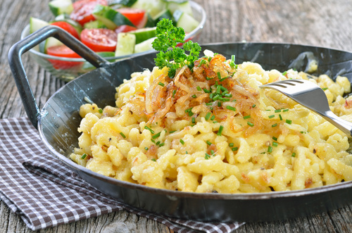 Hausgemachte Käsespätzle mit Röstzwiebeln Metzgerei Rückert