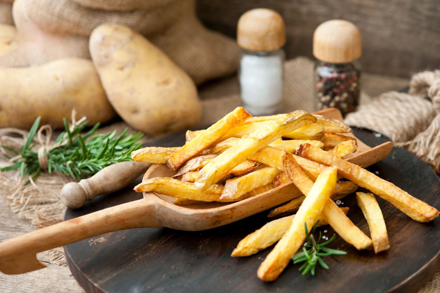 Hausgemachte Pommes mit Schale frittiert Metzgerei Rückert