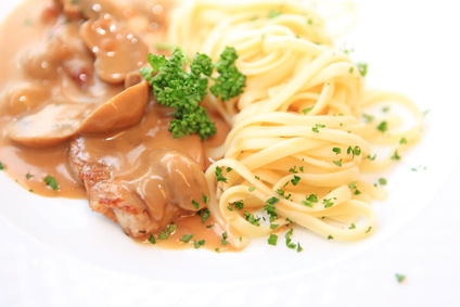 Rahmschnitzel mit Spätzle und Champignons Metzgerei Rückert Gundelfingen