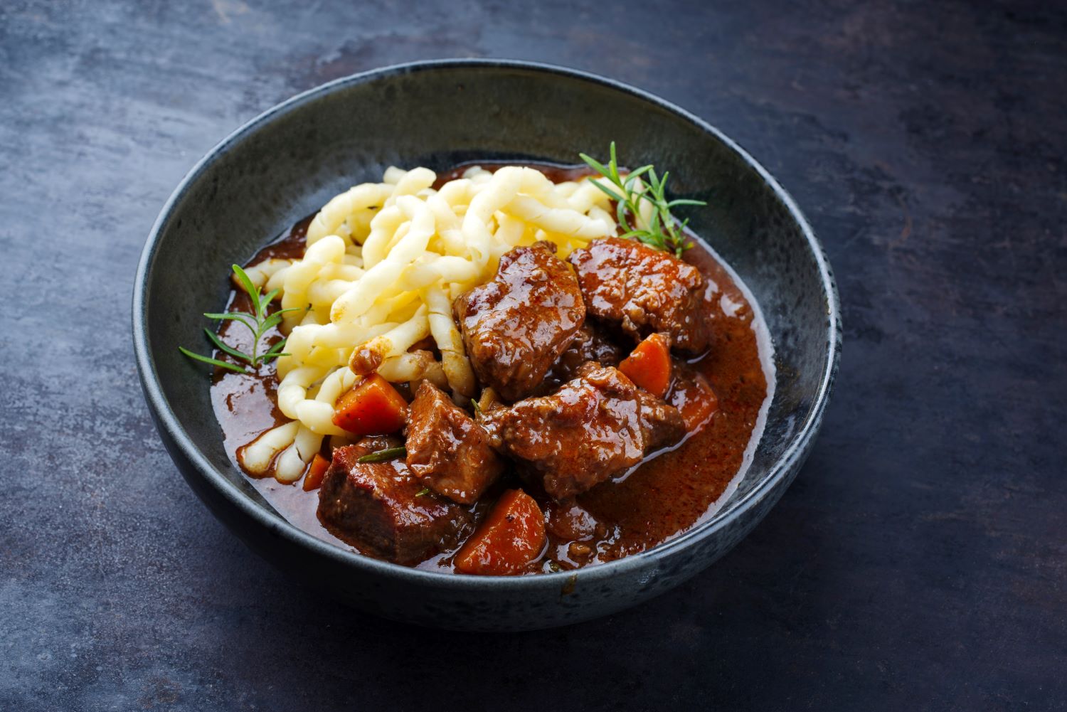 Hausgemachtes Gulasch mit Spätzle Metzgerei Rückert