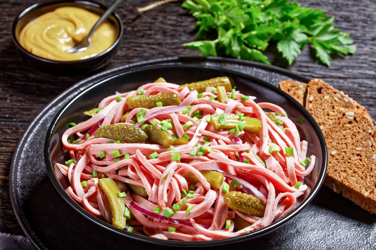 Elsässer Wurstsalat mit frischem Brot Metzgerei Rückert Gundelfingen